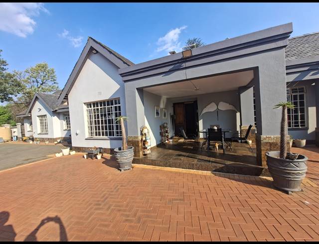 4 BEDROOM FREEHOLD FOR SALE IN ASTON MANOR